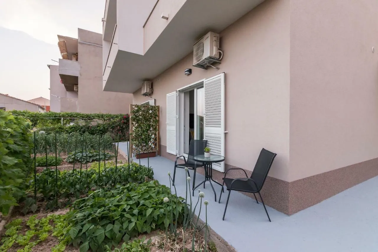 Apartments Lusani Σπλιτ 0*,